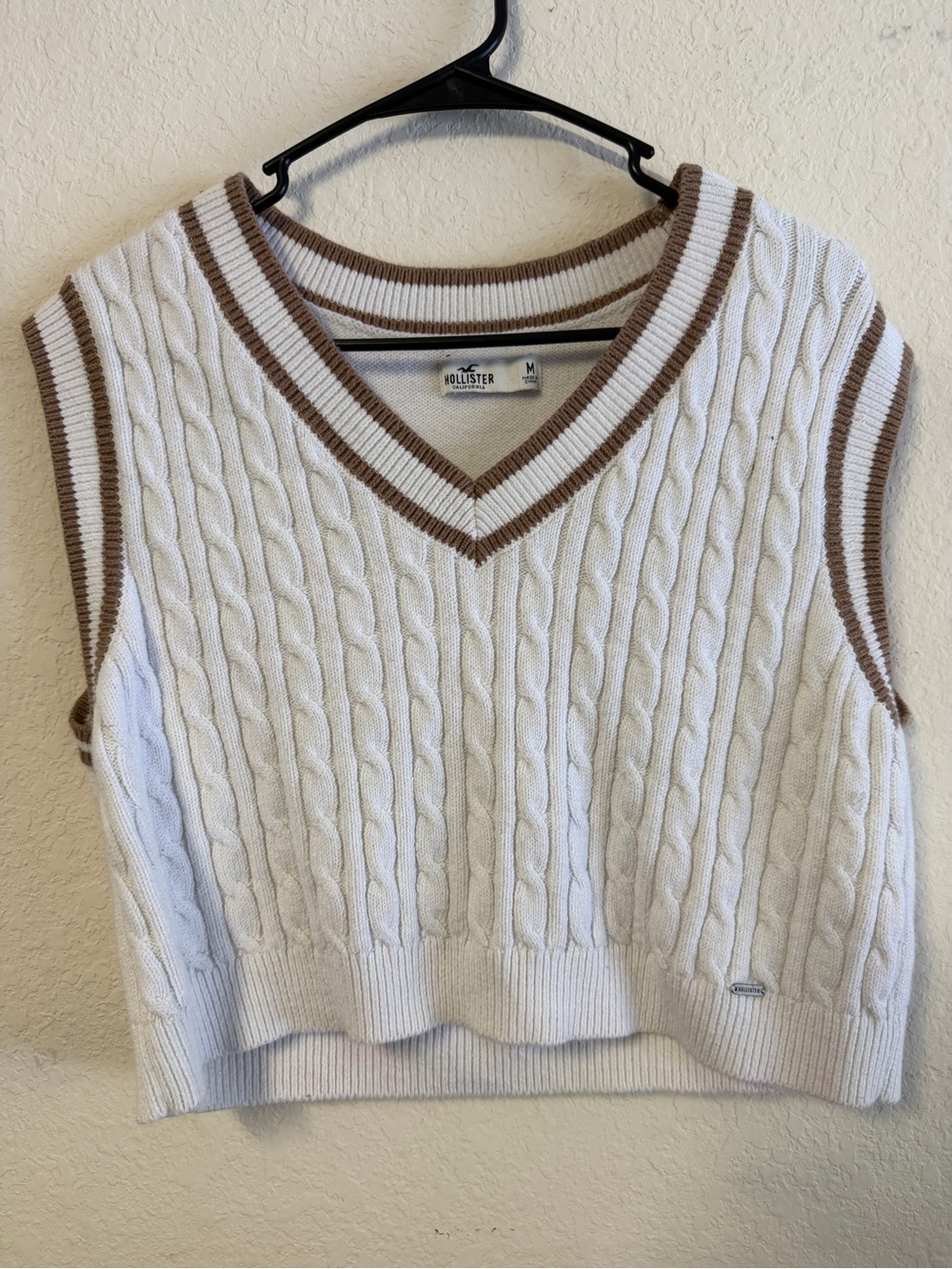 Hollister Cream Cable Knit V-Neck Sweater Vest with Brown Trim Cropped Sz M